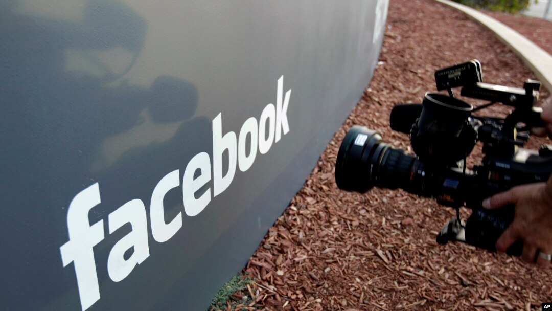 Logo Facebook di kantor pusat Facebook di Menlo Park, California.