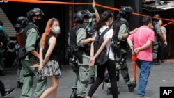 중국의 ‘홍콩 국가보안법’이 본격 시행된 첫날이자 홍콩 주권 회귀 23주년 기념일인 1일 홍콩 경찰이 시위대를 체포하고 있다. 