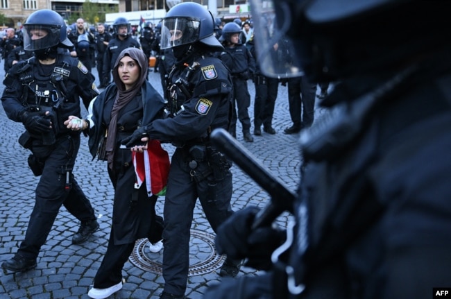 Frankfurt'ta düzenlenen Filistin yanlısı gösteride polis tarafından gözaltına alınan bir gösterici, 14 Ekim 2023.
