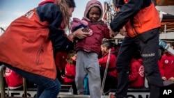 Arhiv - Djetetu migrantu pomažu članovi nevladine organizacije, Španija, 28. decembar 2018.