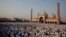 Hindistonda 180 million musulmon yashaydi. Dehlidagi jome masjidi oldida hayit namozi.