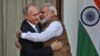 Perdana Menteri India Narendra Modi memeluk Presiden Rusia Vladimir Putin di New Delhi, India, 5 Oktober 2018. (Foto: AP)