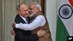 Perdana Menteri India Narendra Modi memeluk Presiden Rusia Vladimir Putin di New Delhi, India, 5 Oktober 2018. (Foto: AP)