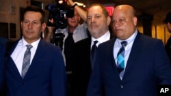 Harvey Weinstein (C) enters State Supreme Court in New York, April 26, 2019.