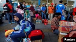 Warga yang bersiap-siap mudik ke kampung halaman di Terminal Pulo Gebang, Jakarta Mei tahun 2019 lalu (foto: ilustrasi). 