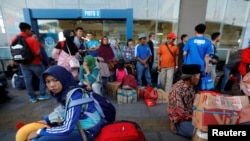 Warga yang bersiap-siap mudik ke kampung halaman di Terminal Pulo Gebang, Jakarta Mei tahun 2019 lalu (foto dok.). 