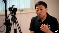 Wang Zhi'an berbicara dalam wawancara dengan the Associated Press di Tokyo, pada 5 Oktober 2022. (Foto: AP/Eugene Hoshiko)