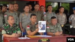 Kapolda Sulawesi Tengah Brigjen Rudi Sufahriadi memperlihatkan foto Jumiatun Muslim (istri Santoso) dalam konferensi pers di Mapolres Poso, Sabtu 23 Juli 2016 (VOA/Yoanes). 