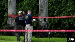 Abakozi b'ikigo gishinzwe ubugenzacyaha FBI hanze y'ikibuga cy’umukino wa golf, i West Palm Beach muri leta ya Florida