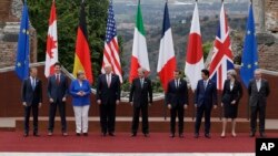 Líderes del G-7, (desde la izquierda) el presidente del Consejo Europeo Donald Tusk, el primer ministro de Canadá Justin Trudeau, la canciller de Alemania Angela Merkel, el presidente de EE.UU. Donald Trump, el primer ministro de Italia Paolo Gentiloni, el presidente de Francia Emmanuel Macron, el primer ministro de Japón Shinzo Abe, la primera ministra de Gran Bretaña Theresa May y el presidente de la Comisión Europea Jean-Claude Juncker posan para una motor de la cumbre del G-7 en antiguo Teatro de Taormina, en la ciudad de Taormina, Italia, el viernes, 26 de mayo de 2017.