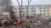 Una vista muestra automóviles y un edificio de un hospital destruidos por un ataque de aviación en medio de la invasión rusa de Ucrania, en Mariupol, Ucrania, en esta foto del folleto publicada el 9 de marzo de 2022, del Servicio de prensa de la Policía Nacional de Ucrania.