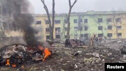 Una vista muestra automóviles y un edificio de un hospital destruidos por un ataque de aviación en medio de la invasión rusa de Ucrania, en Mariupol, Ucrania, en esta foto del folleto publicada el 9 de marzo de 2022, del Servicio de prensa de la Policía Nacional de Ucrania.