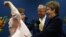Beth Asaro, izquierda, y Joanne Schailey conforman la primera pareja homosexual que se casó oficialmente en Lambertville, Nueva Jersey.