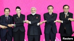 印度總理莫迪（中）在泰國曼谷召開的第三屆區域全面經濟夥伴合作峰會上與其他與會國領導人合影。 （2019年11月4日）