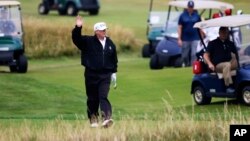 El presidente Donald Trump aprovechó su estadía en Escocia el sábado para practicar su deporte favorito: el golf.