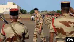 General Grégoire de Saint-Quentin, force commander of Operation Serval, reviews troops in Bamako, Mali, July 14, 2013. (I. Broadhead/VOA) 