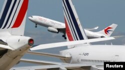 Máy bay của China Eastern Airlines cất cánh tại phi trường Paris Charles de Gaulle ở Roissy-en-France, Pháp (ảnh chụp ngày 19/5/2020)
