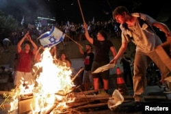 Para pengunjuk rasa memblokir jalan utama untuk menunjukkan dukungan bagi para sandera yang diculik selama serangan mematikan 7 Oktober, dalam aksi protes di Tel Aviv, Israel Minggu 1 September 2024.