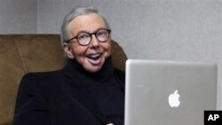 Kritikus film pemenang Pulitzer Prize Roger Ebert bekerja di kantornya di studio WTTW-TV di Chicago pada 2011. (AP/Charles Rex Arbogast)