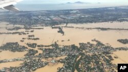 Kawasan desa dekat kota Hoi An, Vietnam yang terendam banjir akibat terpaan topan Damrey, diambil dari udara, tanggal 7 November 2017. 