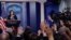 အိမ်ဖြူတော်ပြောခွင့်ရ Sarah Huckabee Sanders သတင်းစာရှင်းလင်းနေစဉ် 
