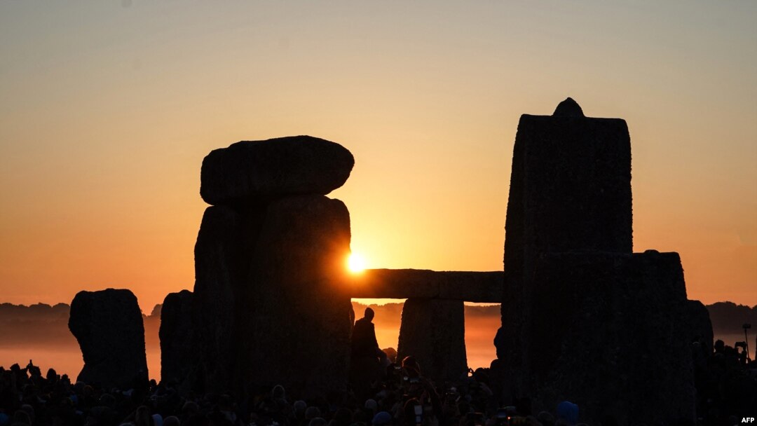 El sol sale en Stonehenge, cerca de Amesbury, en Wiltshire, sur de Inglaterra, el 21 de junio de 2024. (Foto de William EDWARDS / AFP)