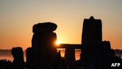 El sol sale en Stonehenge, cerca de Amesbury, en Wiltshire, sur de Inglaterra, el 21 de junio de 2024. (Foto de William EDWARDS / AFP)