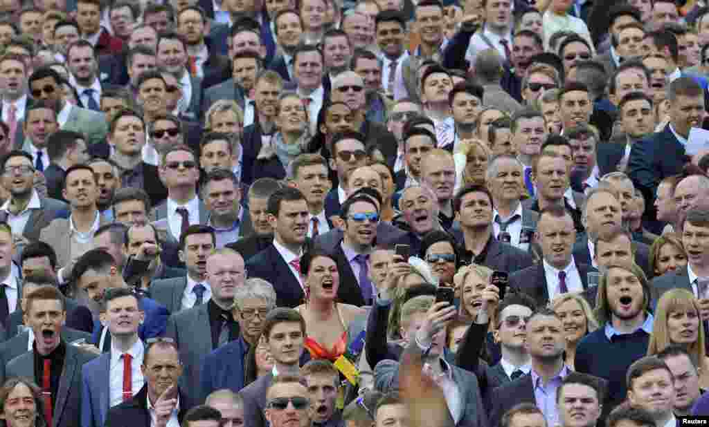 Para penonton balap kuda dalam sebuah acara balapan &quot;Ladies&#39; Day&quot;, hari kedua dalam pertemuan balap kuda Grand National di Aintree, Inggris Utara. &nbsp;