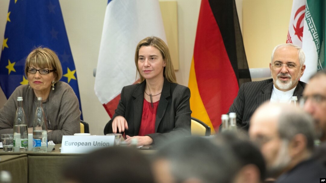 Menteri Luar Negeri Iran Javad Zarif (kanan), Perwakilan Tinggi Uni Eropa Federica Mogherini (tengah), dan Direktur Politik UE Helga Schmid menunggu dimulainya pembicaraan program nuklir Iran (31/3). (AP/Brendan Smialowski, Pool)