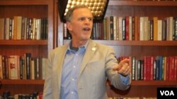 Tony Plana, también explicó cómo su papel en Betty la Fea, sirvió para educar al estadounidense medio sobre la vida de los indocumentados en EE.UU. [Foto: Mitzi Macias]