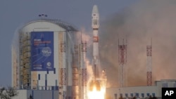 Une fusée russe Soyouz 2.1b transportant le satellite Meteor M et 18 autres petits satellites, décolle du cosmodrome de Vostochny à l'extérieur de la ville de Tsiolkovski, à environ 200 kilomètres de la ville de Blagoveshchensk, Russie, 28 novembre 2017