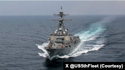 تصویری از دور از ناوشکن موشک‌انداز یواس‌اس دلبِرت دی. بلک