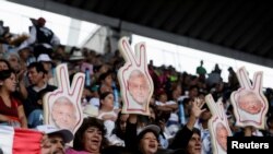 Los partidarios del candidato presidencial mexicano Andrés Manuel López Obrador en el mitin de clausura de la campaña electoral en el estadio Azteca, en la Ciudad de México. Junio 27, 2018. 