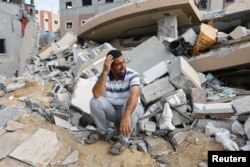 Un palestino llora junto a las ruinas de una casa destruida en los ataques israelíes en Khan Younis, en el sur de la Franja de Gaza, el 8 de octubre de 2023.