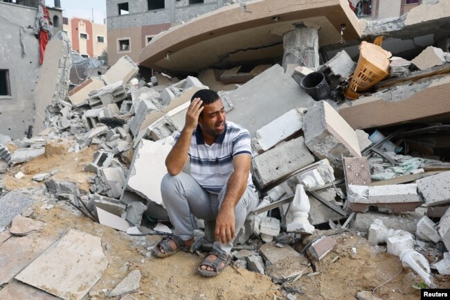 Un palestino llora junto a las ruinas de una casa destruida en los ataques israelíes en Khan Younis, en el sur de la Franja de Gaza, el 8 de octubre de 2023.