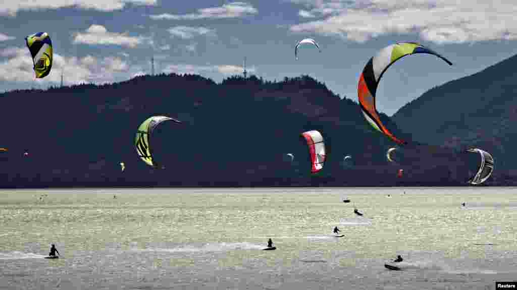 Para atlet berlayar dengan menggunakan layang-layang di Howe Sound, Squamish, sebelah utara kota Vancouver, Kanada. 