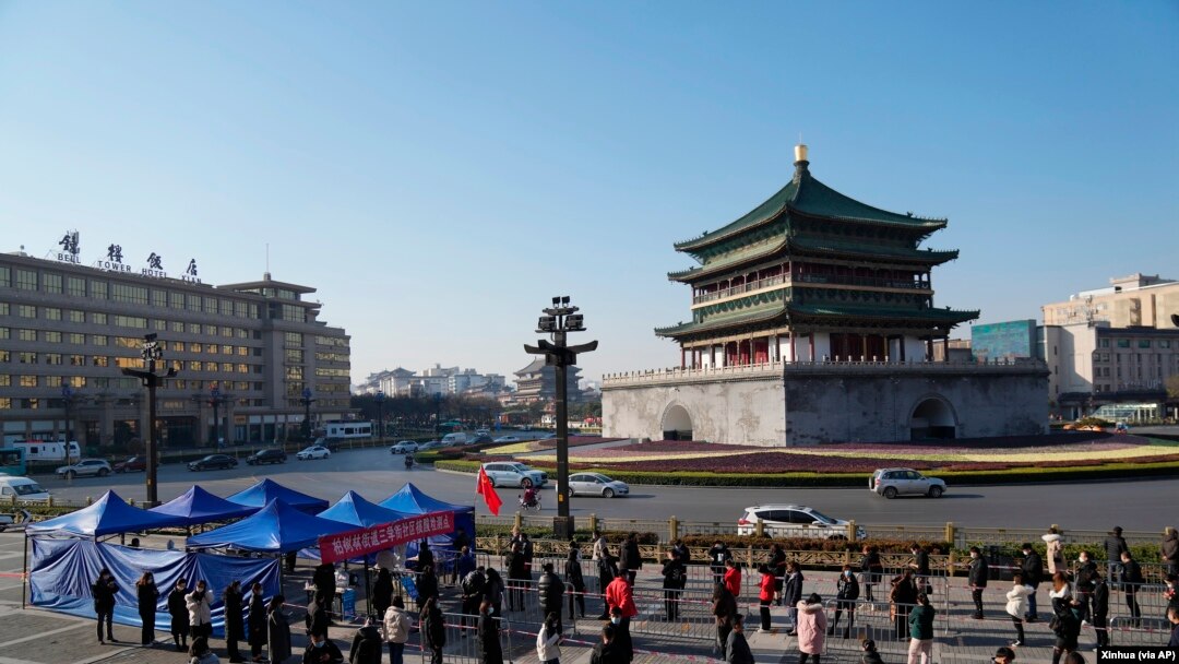 中國陝西西安民眾排隊接受新冠病毒檢測。 （2021年12月21日）