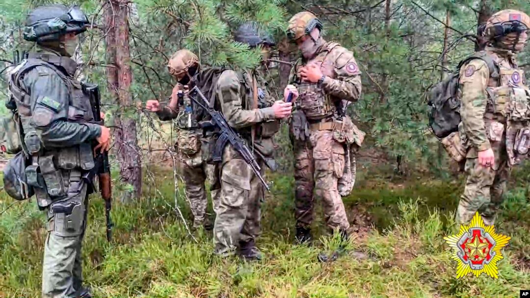 En esta imagen de un video distribuido por el ministerio de Defensa de Bielorrusia el 20 de julio de 2023, soldados del ejército bielorruso y mercenarios de la milicia privada Wagner asisten a maniobras cerca de la ciudad fronteriza de Brest. 