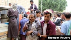 Korban yang terluka akibat serangan udara di pasar provinsi Saada, Yaman, tiba di rumah sakit, 29 Juli 2019. 