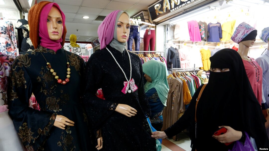 Seorang perempuan mengenakan burka sedang berbelanja di pasar tekstil Tanah Abang di Jakarta, 7 Maret 2018