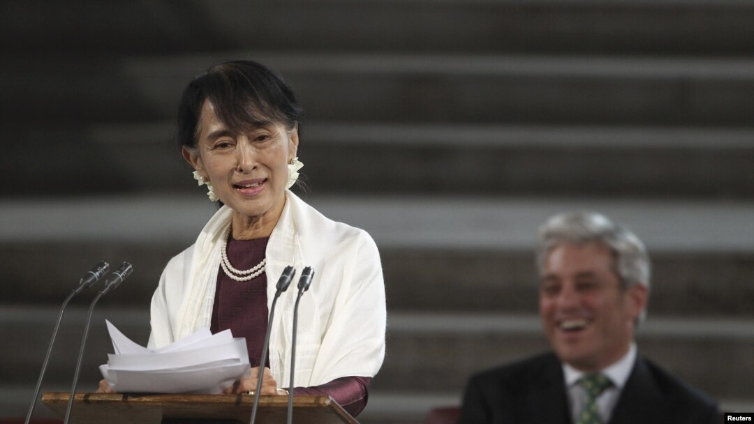 Aung San Suu Kyi memberikan pidato di depan anggota parlemen Inggris di Westminster Hall, London (21/6).
