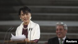 Aung San Suu Kyi memberikan pidato di depan anggota parlemen Inggris di Westminster Hall, London (21/6).