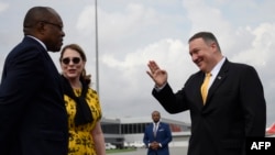 Secrétaire d'Etat ya Etats-Unis, Mike Pompeo (D) na molongani wa ye Susan Pompeo (C) na masolo na mokokani wa ye ministre ya mambi ya bapaya ya Angola Manuel Domingos Augusto na libanda ya mpepo ya Luanda, na Angola, 17 février 2020.