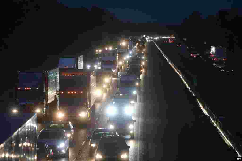 멕시코만을 지나면서 세력을 강화한 허리케인 델타가 미국 루이지애나주를 강타할 것으로 예상되는 가운데 레이크찰스에 대피령이 내려져 주민들이 I-10 고속도로를 따라 대피하고 있다.