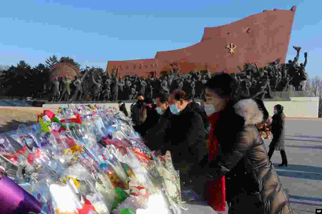 북한 김정일 국방위원장 9주기를 맞아 평양 시민들이 만수대언덕에서 헌화하고 있다.