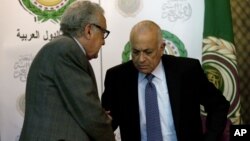 联合国和阿盟和平特使卜拉希米(左)2012年12月30日在埃及开罗阿盟总部举行联合记者之后同阿盟秘书长阿拉比（右）握手
