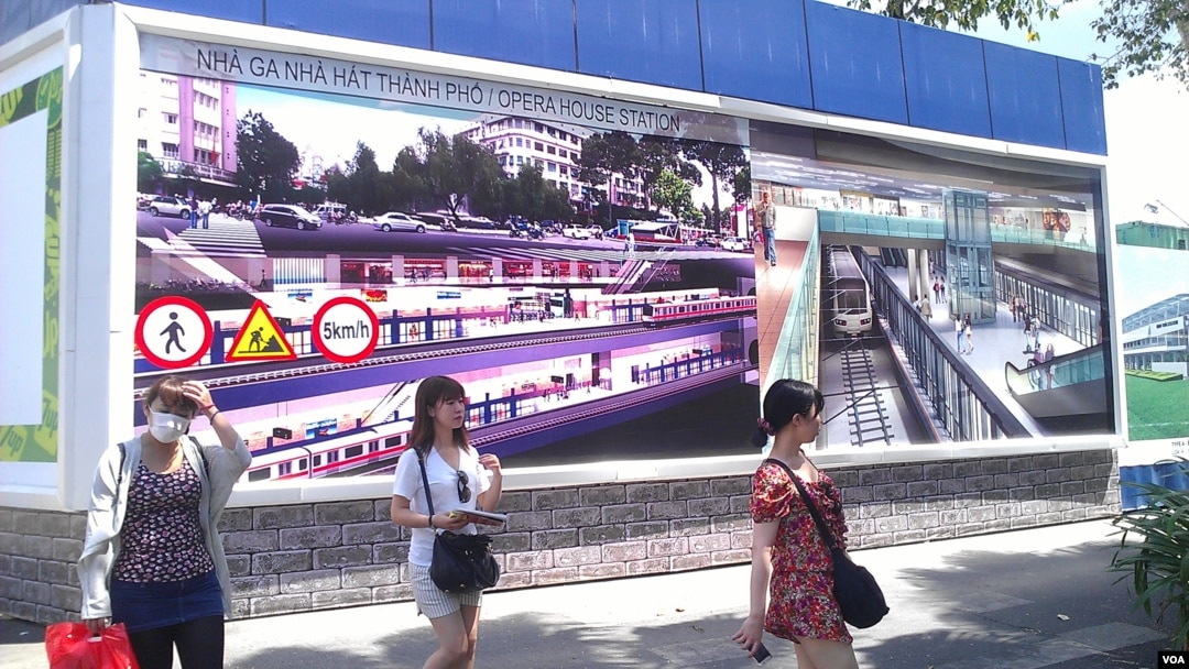 Spanduk konstruksi dari calon stasiun pemberhentian di Ho Chi Minh City. (VOA/Lien Hoang)