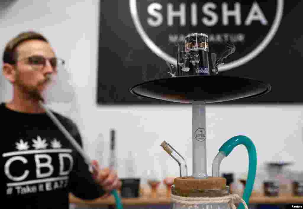 جدید شیشہ کلب یا کیفے دنیا بھر میں موجود ہیں۔ کراچی کے پوش علاقوں میں شیشہ نوشی ایک عام اور نسبتاً مہنگا &#39;شوق&#39; بن گیا ہے۔&nbsp; &nbsp;