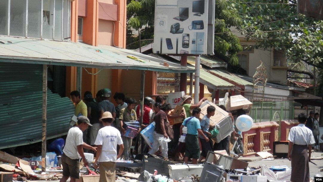 Sebuah toko di Meikhitla, Burma dijarah warga (22/3). Pemilik toko meminta agar warga tidak membakar tokonya, tetapi mempersilakan untuk mengambil apapun yang mereka inginkan, menyusul kerusuhan sektarian di wilayah ini.