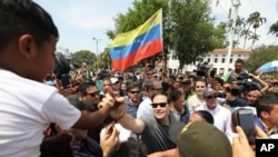 ARCHIVO - El senador estadounidense Marco Rubio saluda a migrantes venezolanos cerca del Puente Internacional Simón Bolívar, en La Parada, cerca de Cúcuta, Colombia, el 17 de febrero de 2019.